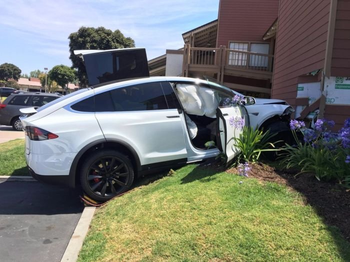 Владелец электрокара Tesla Model X обвинил в аварии бортовой компьютер