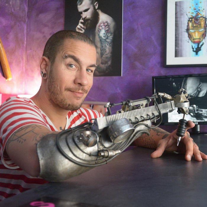 Первый татуировщик с протезом-татуировочной машиной