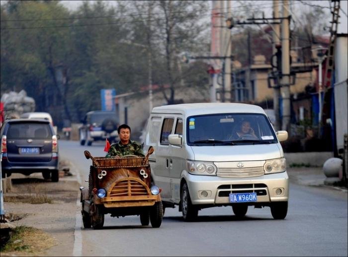 Китаец запилил себе деревянный электромобиль