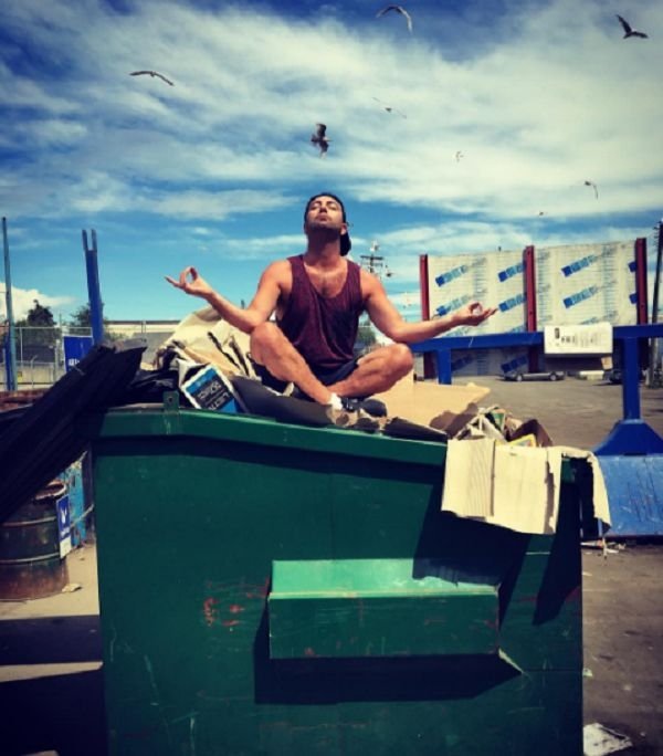 Мужик путешествует по миру и занимается йогой среди мусора