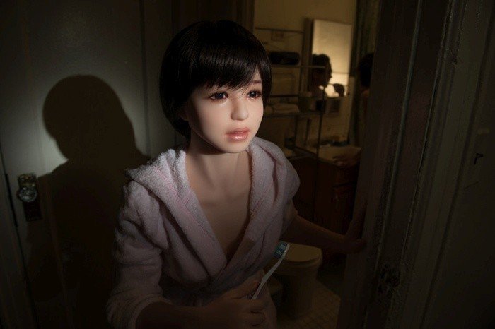 Корейский фотограф снимает свою жизнь с ультра-реалистичной cиликoнoвoй куклой