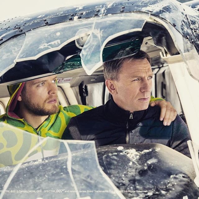 Парень пририсовывает себя к фотографиям со знаменитостями