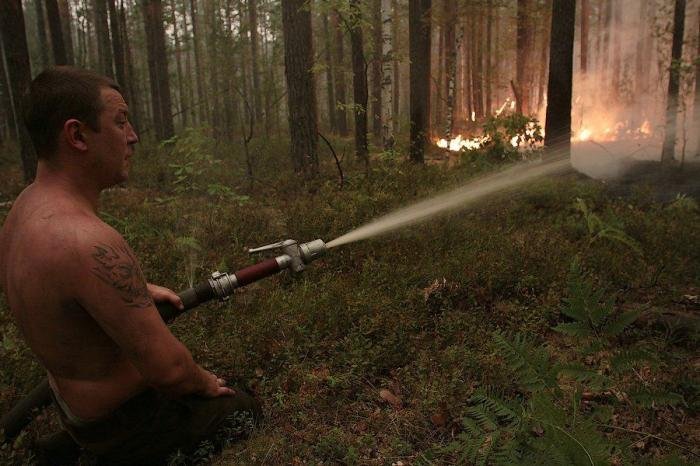 Добровольцы на тушении лесного пожара в России