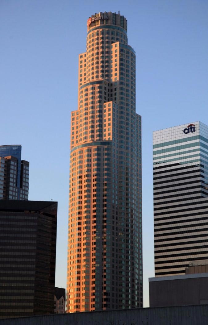 Прозрачная горка на вершине небоскрёба