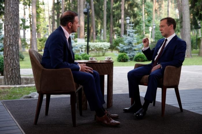 Пользователи сети обсудили туфли Jimmy Choo Дмитрия Медведева