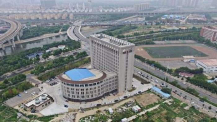 Здание Китайского университета напомнило жителям страны большой унитаз