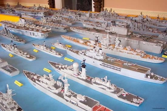 Огромная коллекция моделей кораблей