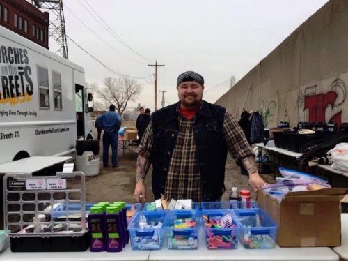 Житель Сент-Луиса помогает бездомным начать новую жизнь