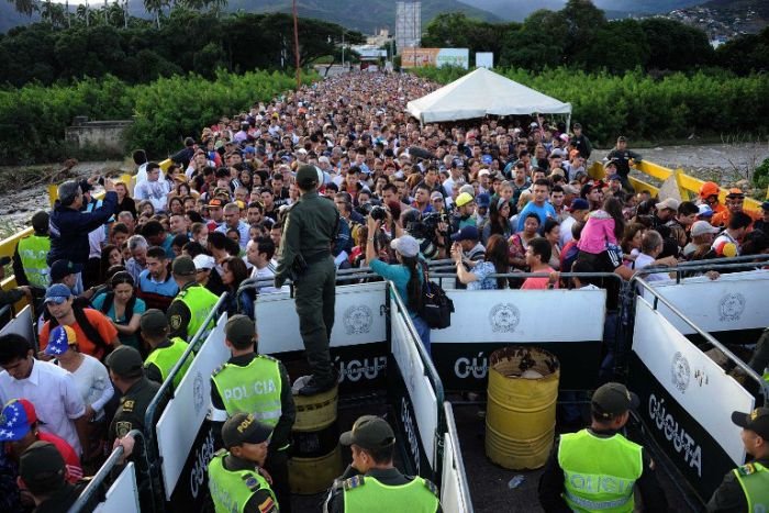 За сутки 35 000 жителей Венесуэлы пересекли границу с Колумбией