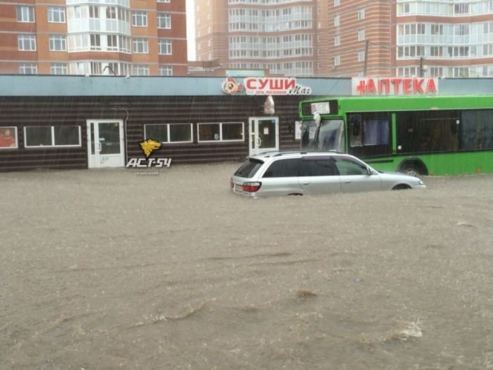 В Новосибирске после сильного дождя начался потоп