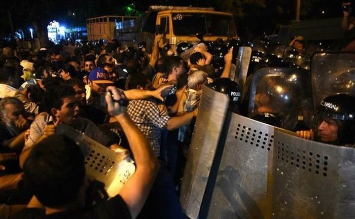 В Ереване произошли столкновения между полицией и протестующими