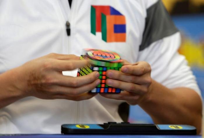 Какой только фигней не занимаются участники чемпионата по сборке кубика Рубика