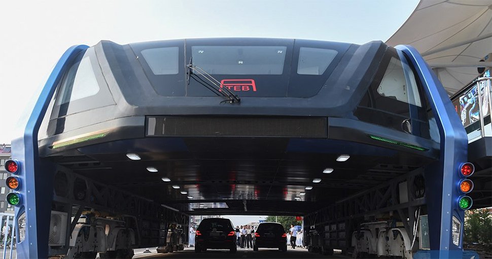 В Китае запустили автобус который проезжает над машинами