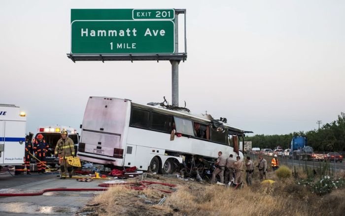 В Калифорнии пассажирский автобус въехал в столб