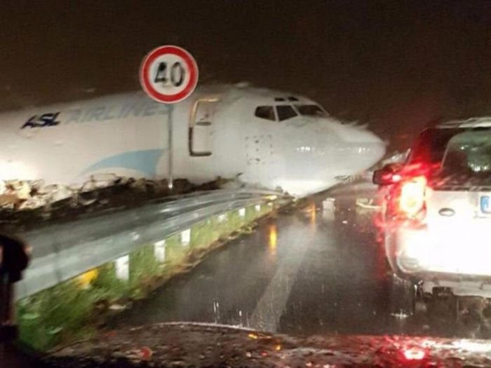 В аэропорту Бергамо грузовой самолет выехал на автостраду