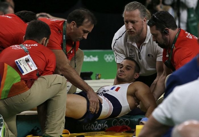 Французский гимнаст получил двойной перелом ноги на Олимпиаде в Рио