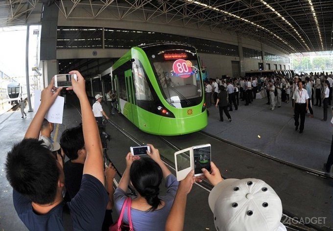 Китайский трамвай без проводов заряжается во время остановок
