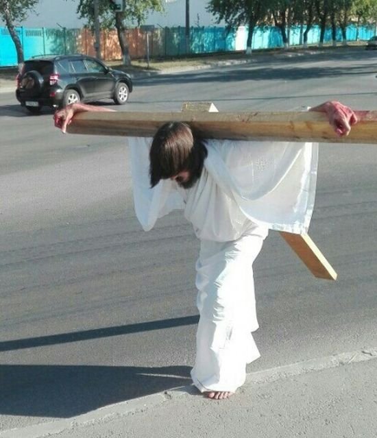В Перми задержали парня в образе Иисуса Христа с крестом на спине