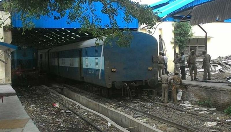 Индийские грабители прорезали дырку в вагоне движущегося поезда чтобы украсть изъятые из оборота деньги