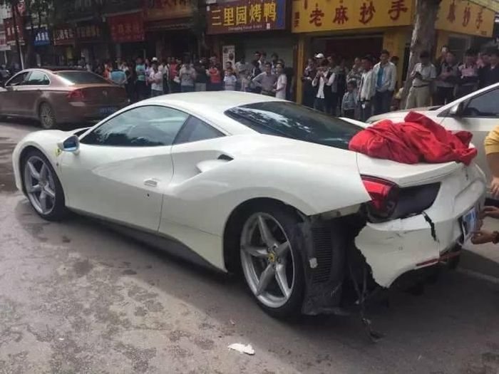Пытаясь спасти щенка, китайцы разбили два суперкара Ferrari