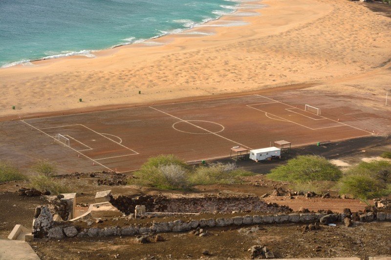 Футбольное поле можно увидеть в любом месте