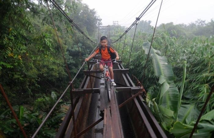 Опасная дорога к знаниям в Индонезии