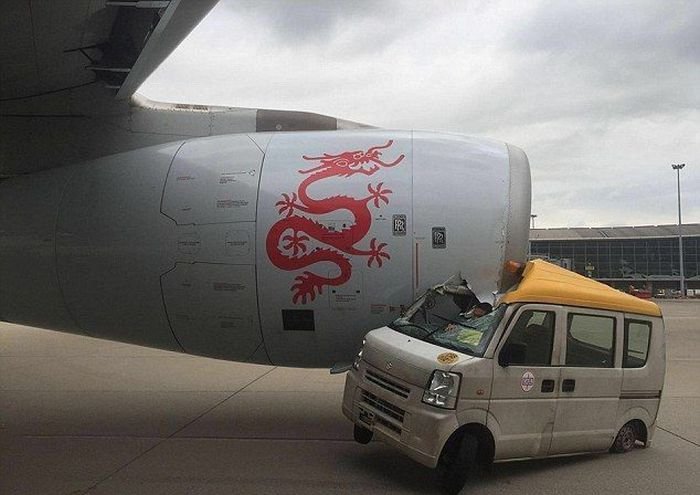 В аэропорту Гонконга служебный автомобиль столкнулся с самолетом
