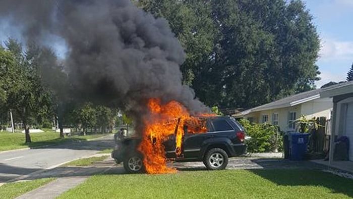 Сгорел автомобиль из-за оставленного в ней на зарядке смартфона