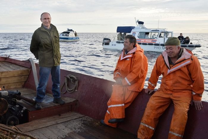 В сети усомнились в случайности встречи Путина и Медведева с рыбаками
