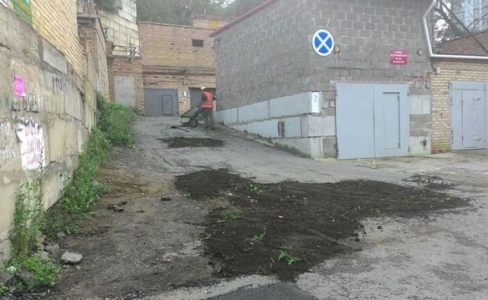 Во Владивостоке дорожники засыпали ямы землей из ближайших газонов