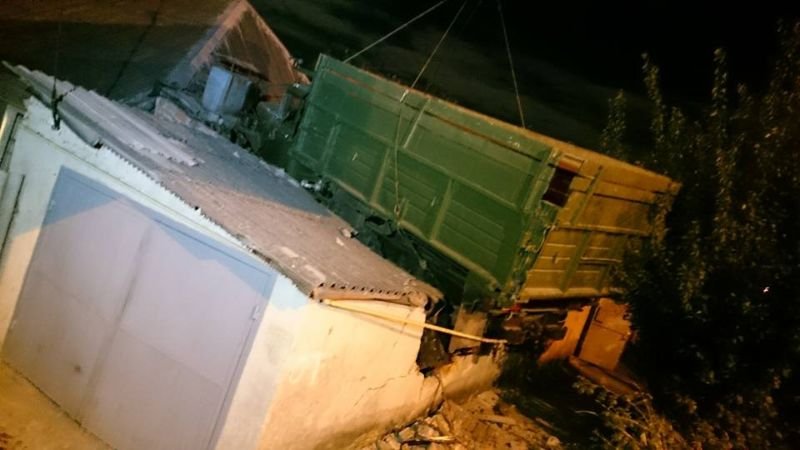 В Харькове грузовик залетел на крышу дома