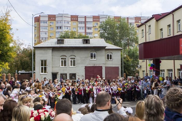 Художники превратили неприметное серое здание в яркую книжную полку