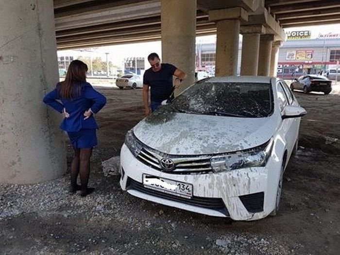 В Волгограде автомобиль прокурора случайно залили бетоном