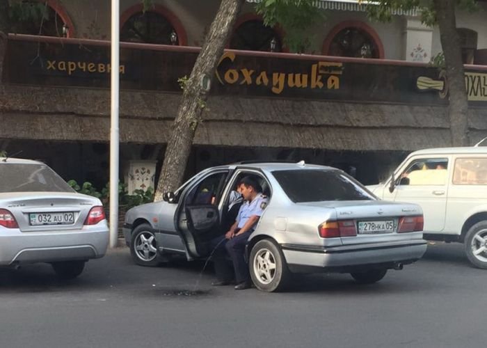 В Казахстане полицейский справил нужду прямо на асфальт