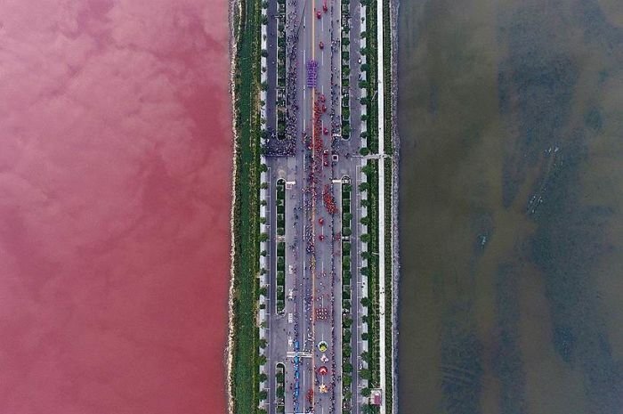 Соленое озеро Яньху в Китае стало двухцветным