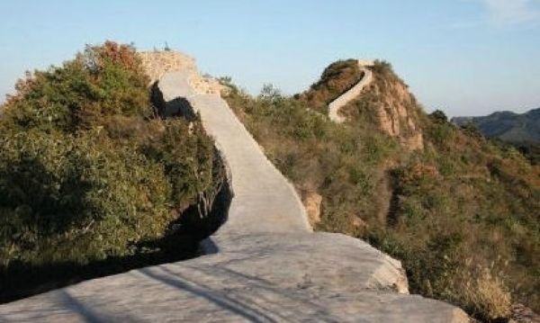 В Китае восстановили отрезок Великой стены, залив его бетоном
