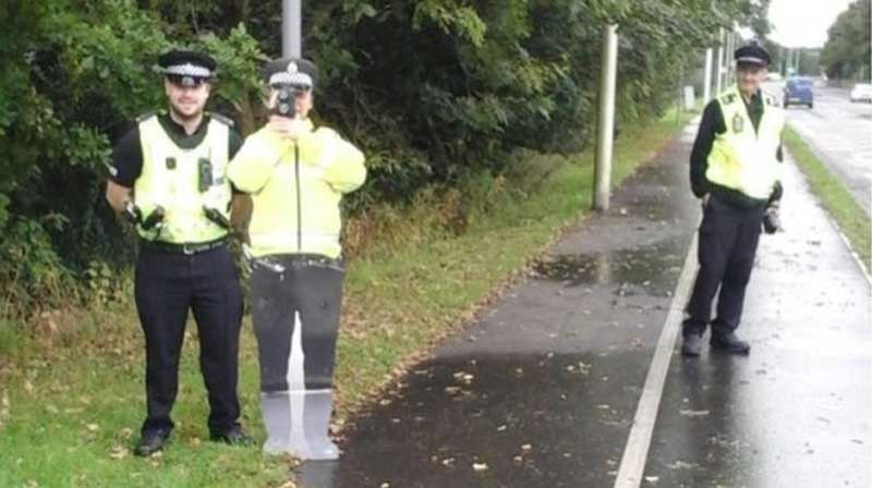 Картонные полицейские - глупый, но эффективный способ успокаивать лихачей