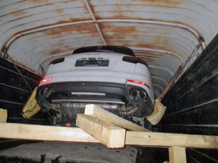 Таможенники задержали внедорожники Porsche Cayenne