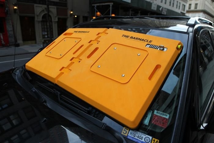 Нарушителей правил парковки предлагают наказывать блокираторами лобового стекла