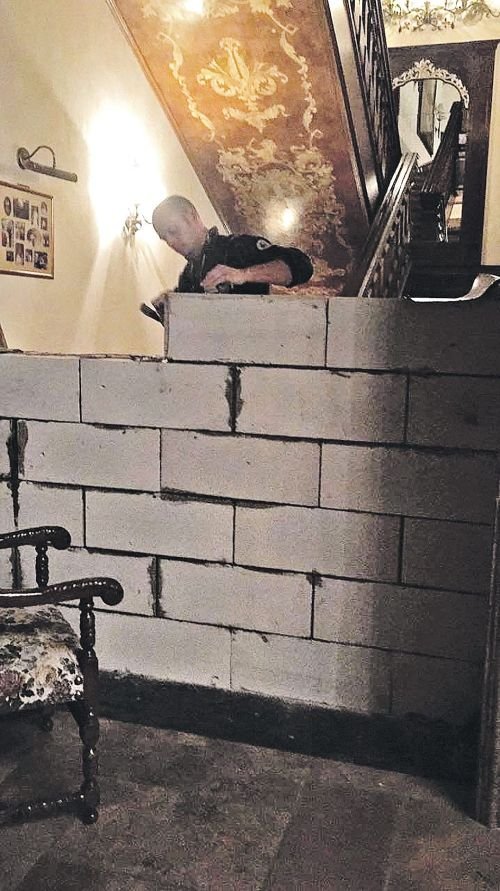 Российский бизнесмен разделил бетонной стеной дом на рублевке