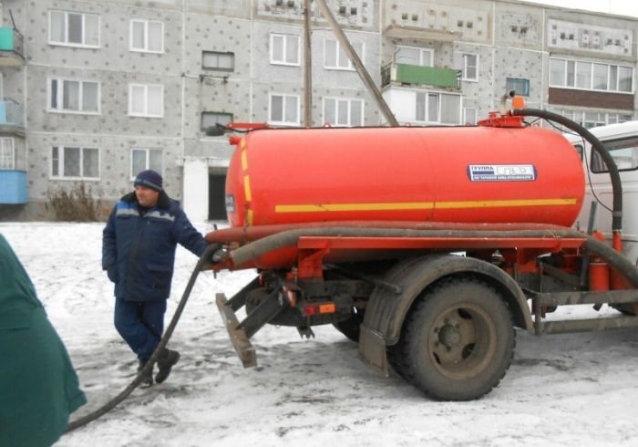 Жителям Омской области питьевую воду привезла ассенизаторская машина