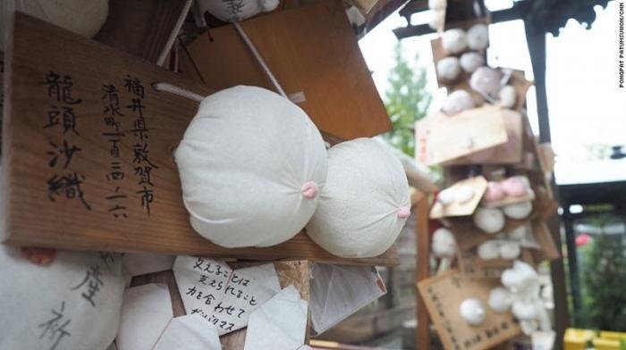 Храм женской груди в Японии