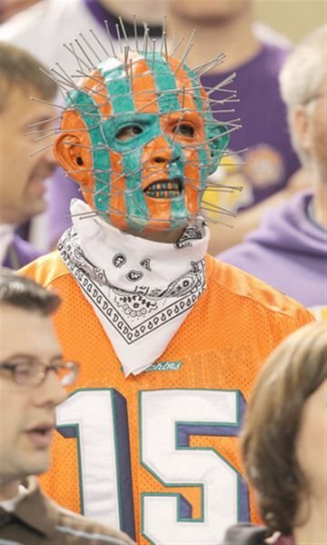 Футбольные фанаты в костюмах