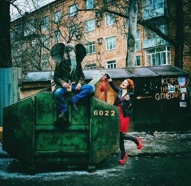 «Пьяный хобот»: человек в маске слона фотографируется в грустных местах России
