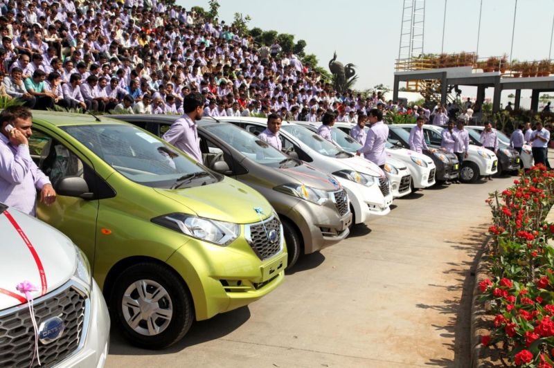 В Индии щедрый бизнесмен подарил лучшим сотрудникам 400 квартир и 1260 автомобилей