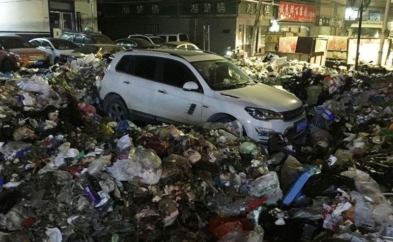 В Китае завалили автомобиль мусором, методы влияния пришедшие из России