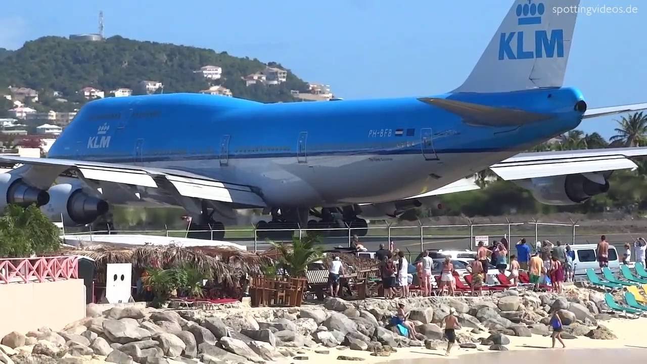 Самолёт KLM 747 сдул всех с пляжа