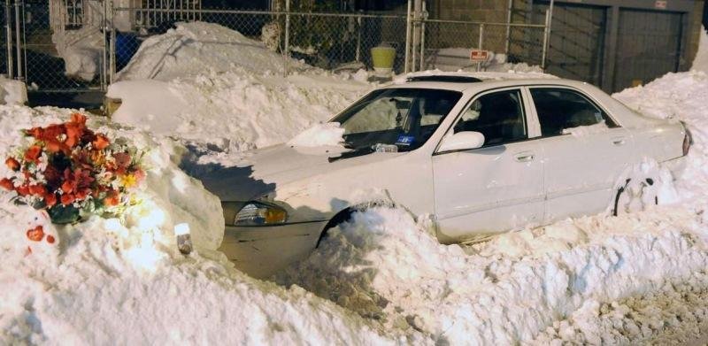 Пока отец чистил снег, мама и двое детей погибли в машине