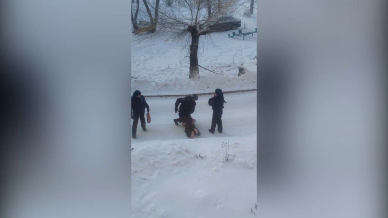 В Новокузнецке босоногий неадекват с топором бегал по улице за женщиной и тремя детьми