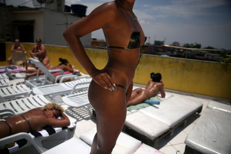 Бразильянки загорают в бикини из изоленты ради идеальных белых линий на теле